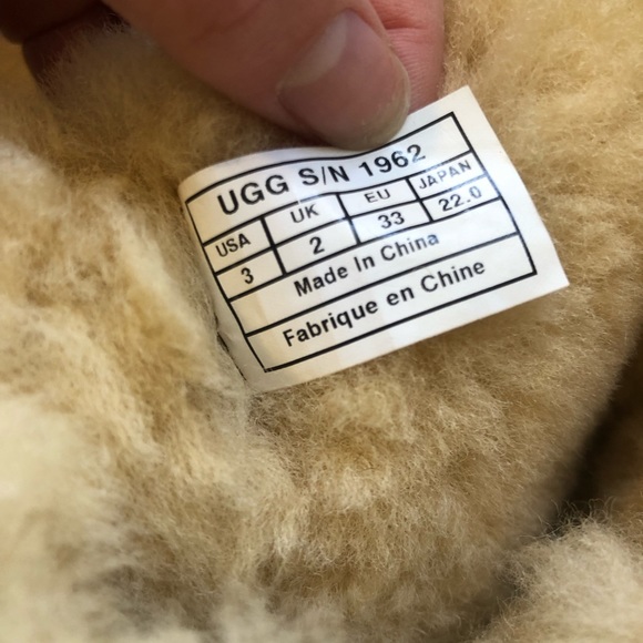 UGG Girls' Button Triplet boot - Picture 13 of 14